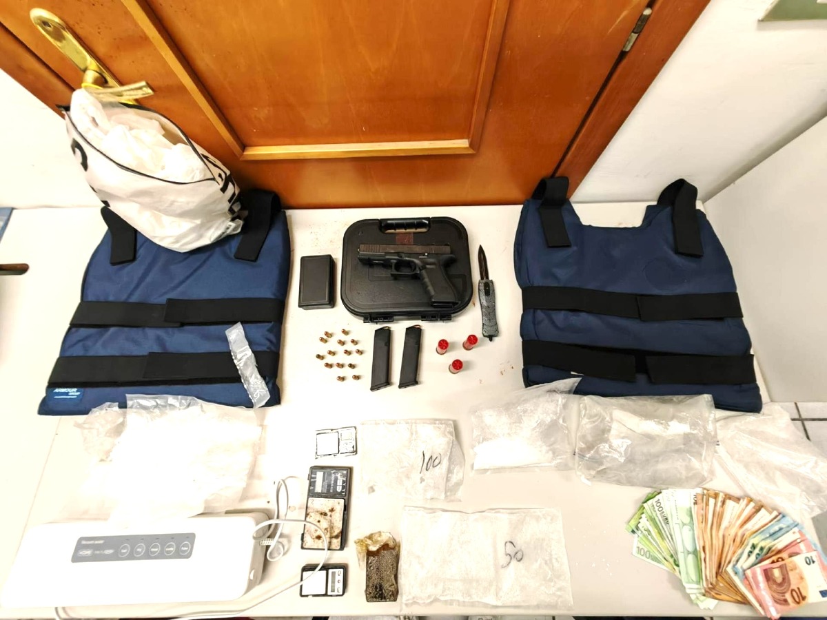 Crotone, spaccio sul lungomare: sequestri di droga, arma e giubbotti antiproiettile - Foto: Uff. Stampa Guardia di Finanza