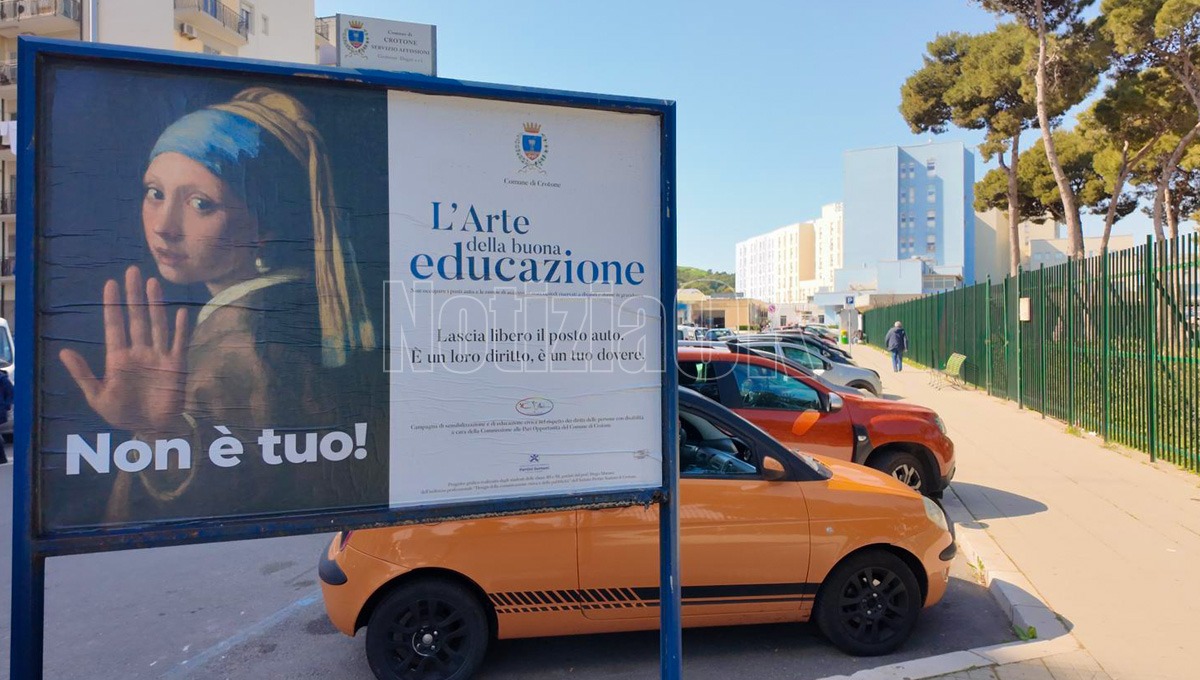 Crotone, studenti del Pertini-Santoni per il rispetto degli stalli riservati - Foto: Redazione 