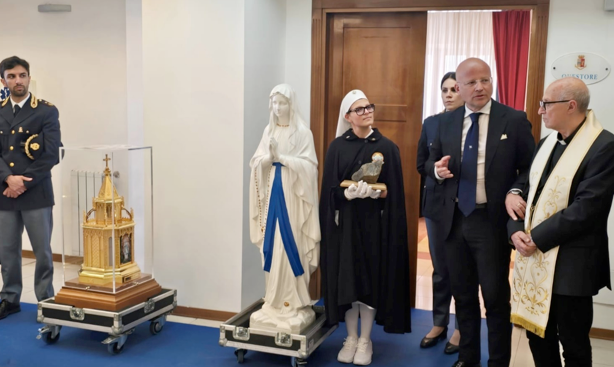 Crotone, la Questura accoglie le reliquie di Santa Bernadette - Foto: Uff. Stampa Questura di Crotone
