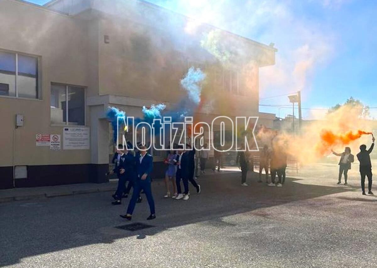 Crotone, tra fischietti e trombette: i maturandi festeggiano i cento giorni - 