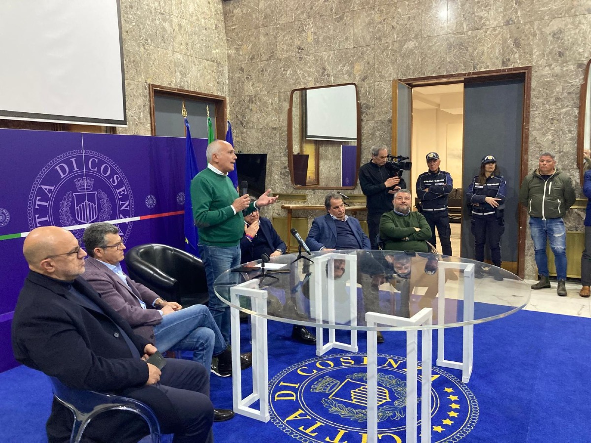 Il Sindaco Caruso incontra i tifosi del Cosenza Calcio - Foto: Ufficio stampa Comune di Cosenza