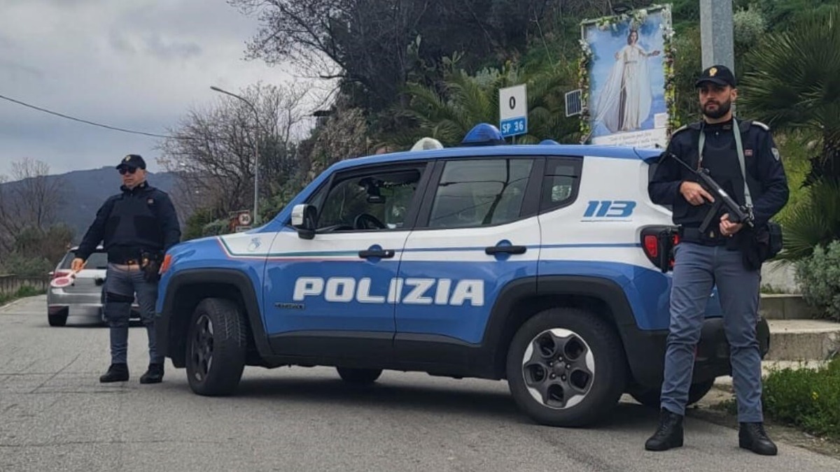 Maxi controlli della Polizia tra Crotone e Isola: identificate 601 persone - Foto US questura di crotone