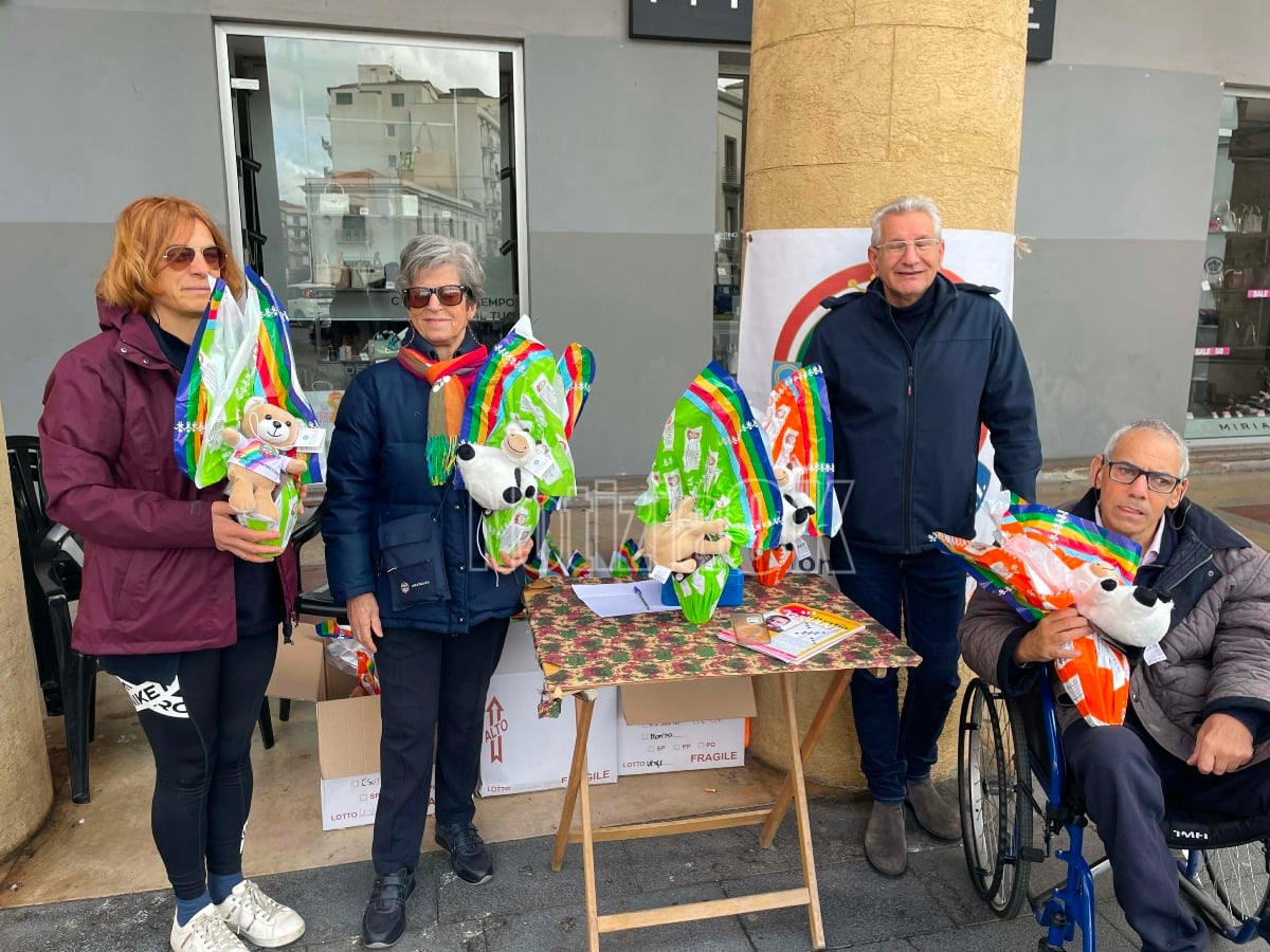 Uova di Pasqua Unitalsi sotto i portici, domenica di solidarietà a Crotone - foto redazione