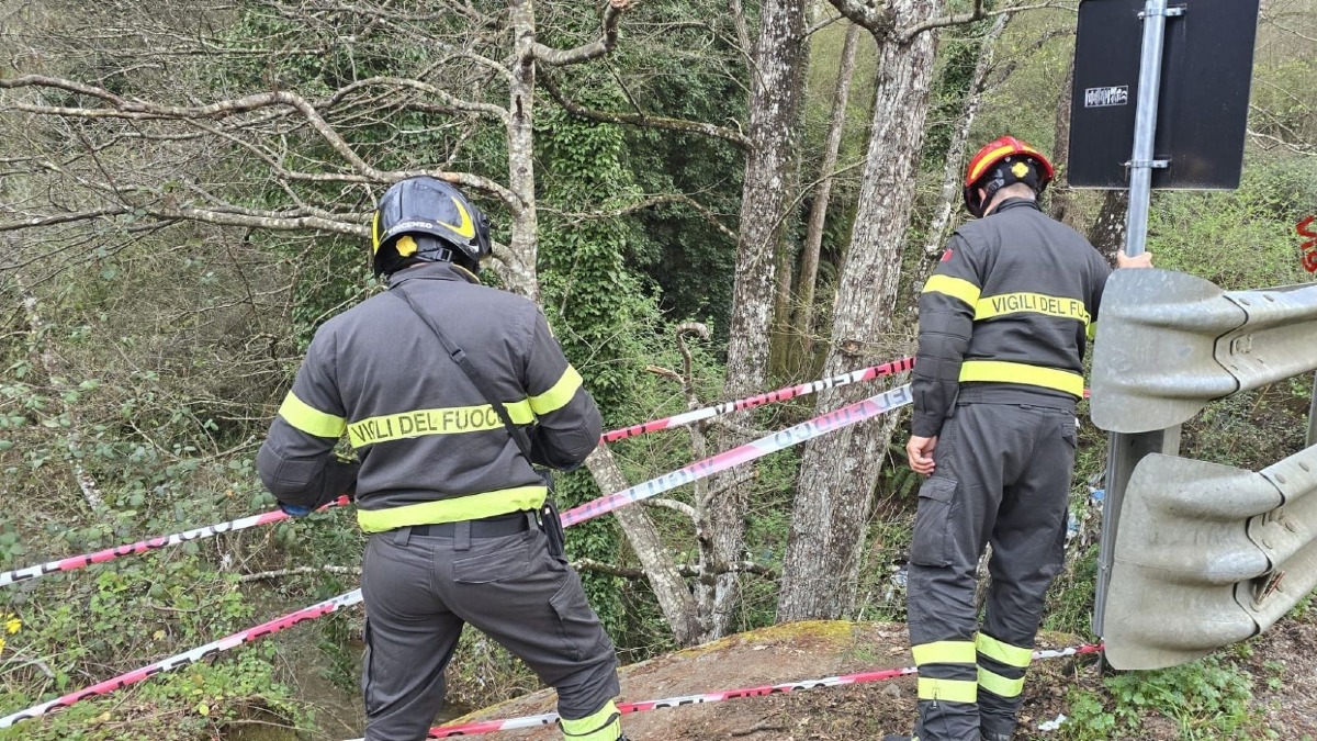 Padre e figlio cadono da una scarpata con il monopattino: soccorsi dai Vigili