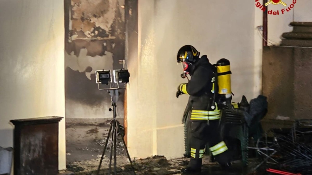 Incendio al Santuario Madonna delle Grazie di Torre di Ruggiero: danni lievi - Foto US Vigili del fuoco 