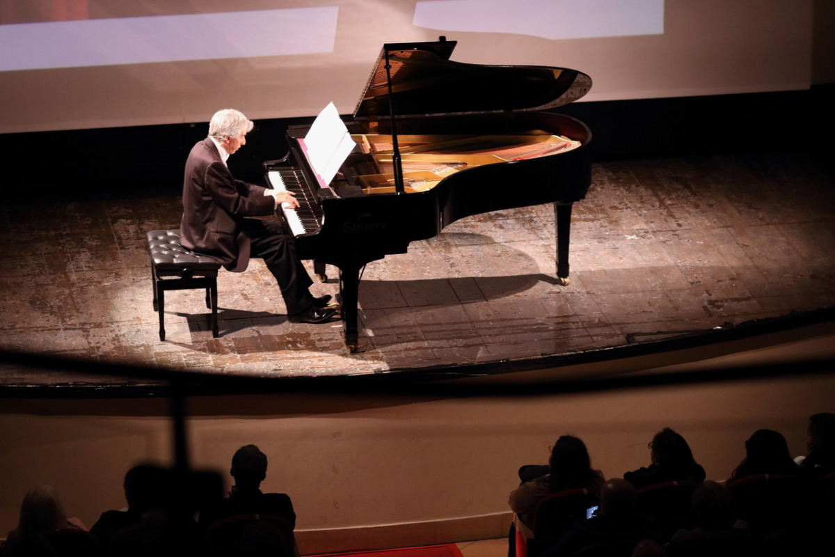 Lamezia Terme - Applausi per Emilio Aversano - Foto: Ufficio stampa rassegna Il Sabato del Villaggio