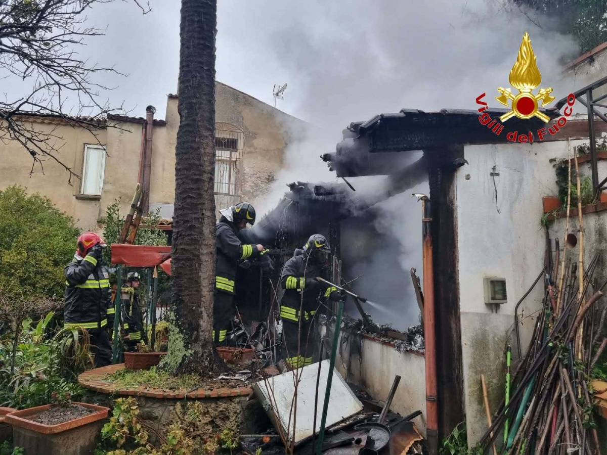Abitazione in fiamme: salvate due persone, tra cui una con disabilità a Vibo Valentia - Foto: Vigili del Fuoco di Vibo Valentia