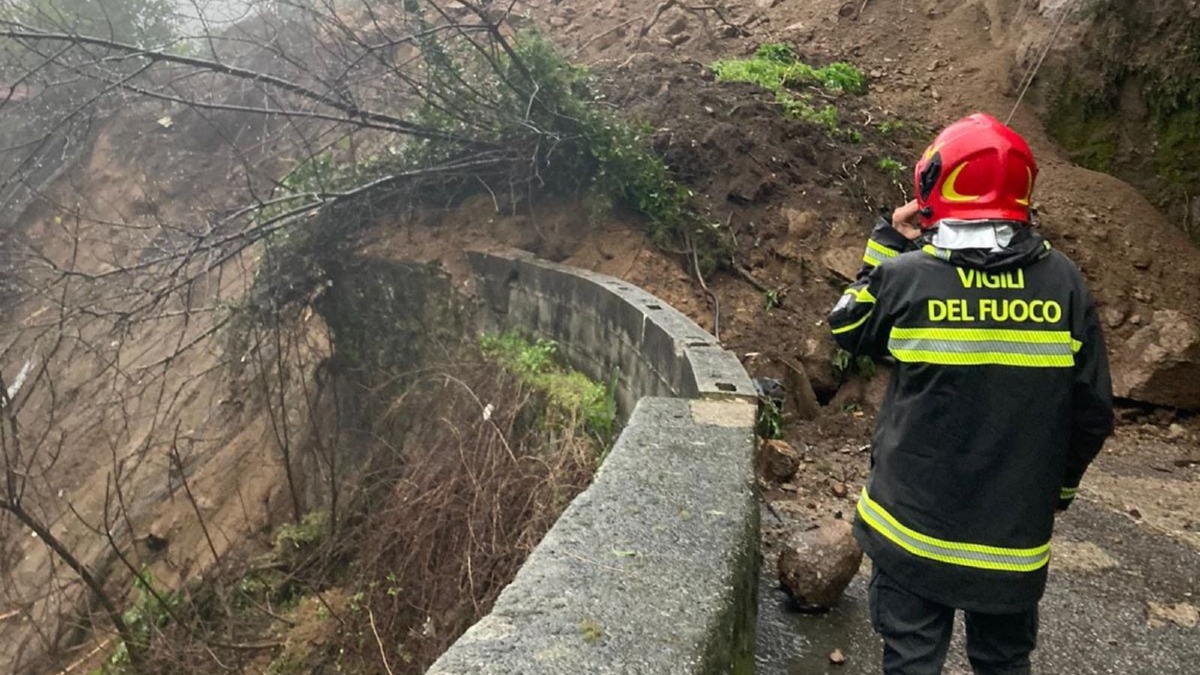 Frana a Mesoraca, evacuate abitazioni in via San Marco - Foto US Vigili del fuoco 