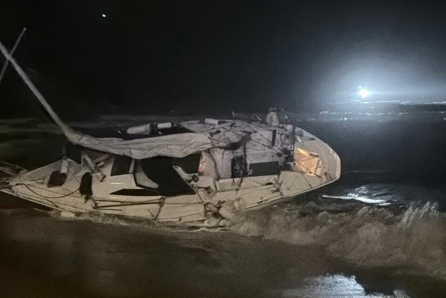 Capo Rizzuto, imbarcazione in difficoltà: soccorsi due velisti - Foto: Uff. Stampa Capitaneria di Porto di Crotone 