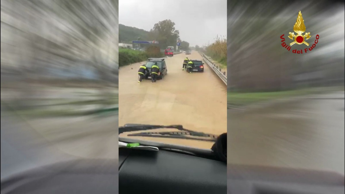 Maltempo, Calabria nella morsa del nubifragio: emergenza sullo Ionio cosentino - Foto US Vigili del fuoco 