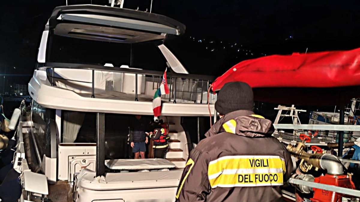 Cetraro, yacht in avaria: intervento dei Vigili del Fuoco in porto - Foto US Vigili del fuoco 