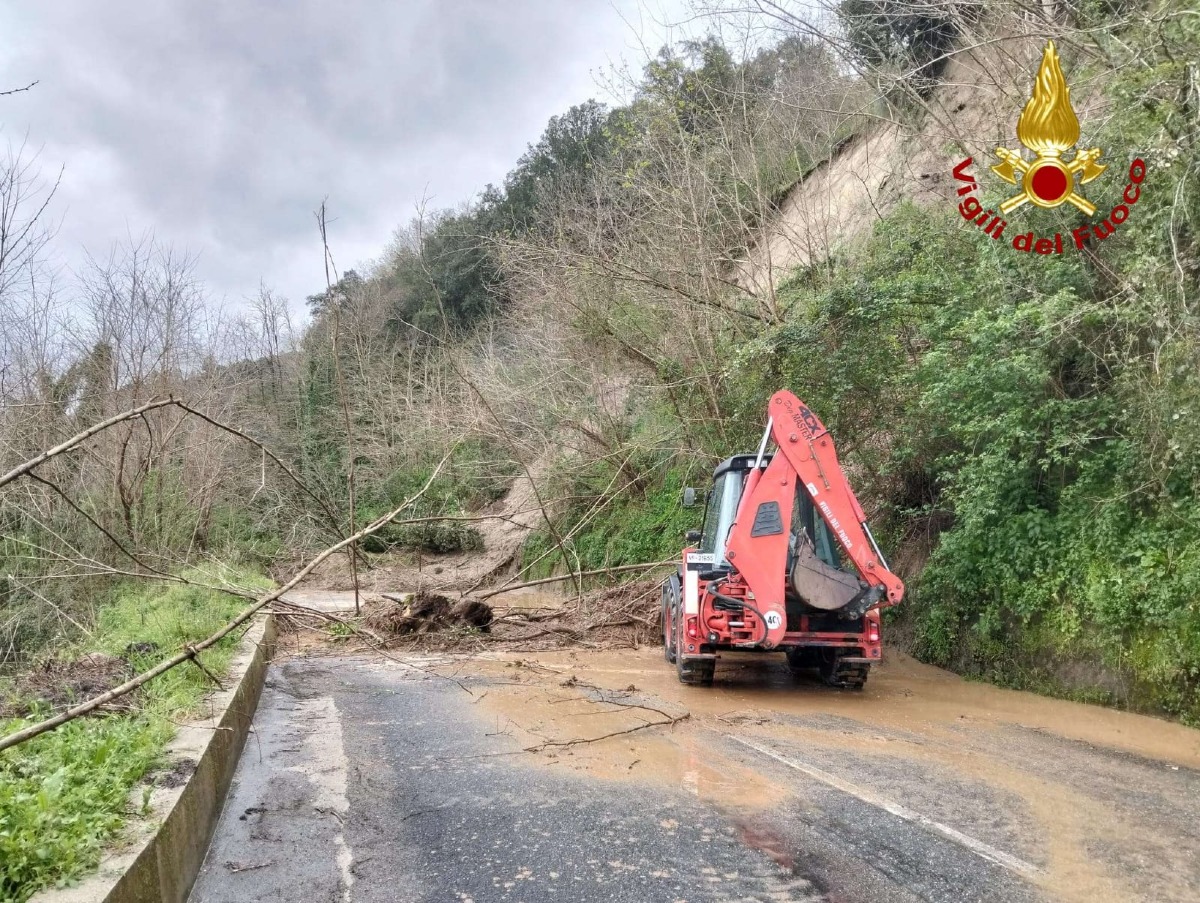Frane e strade interrotte per il maltempo, oltre 20 interventi nel Vibonese - Foto: Uff. Stampa Vigili del Fuoco Vibo V.