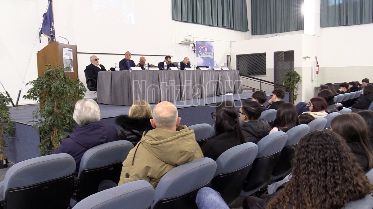 (VIDEO) La Renault rossa di Aldo Moro arriva a Crotone: memoria viva tra i giovani - 