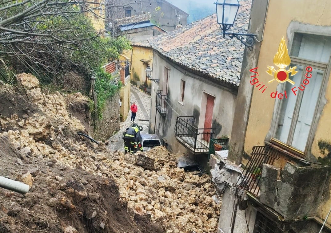 Crollo a Stilo e dissesto nello Jonio, la Fillea Cgil: “Serve un piano straordinario di messa in sicurezza” - Foto: Uff. Stampa Vigili del Fuoco di Reggio Calabria