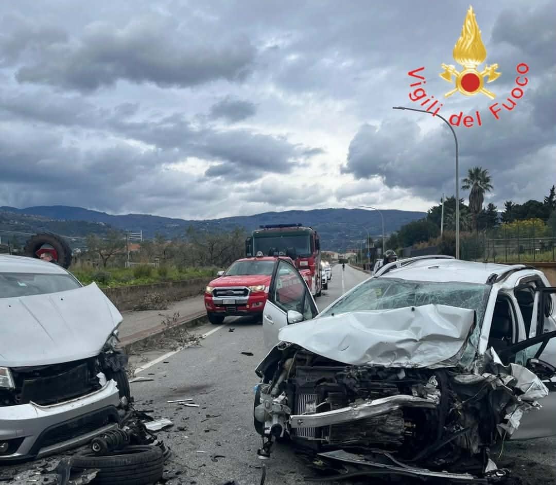 Lamezia Terme, violento incidente stradale: coinvolte quattro persone 