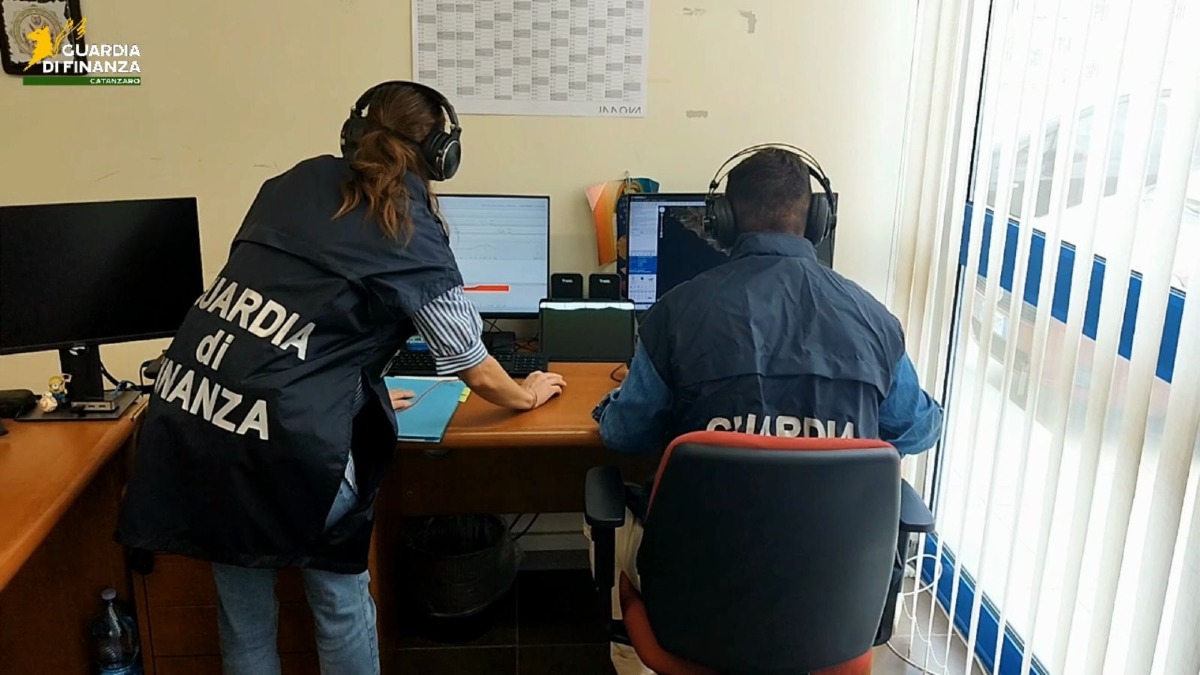 Calabria, frode nella sanità: falsi esami e protesi nel mirino - Foto: US Guardia di finanza Lamezia  