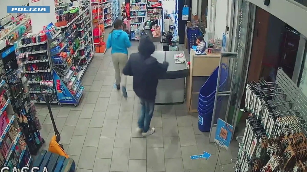 (VIDEO) Cosenza - Bloccato dopo il colpo al negozio: arrestato per rapina  - Foto: Uff. Stampa Questura di Cosenza