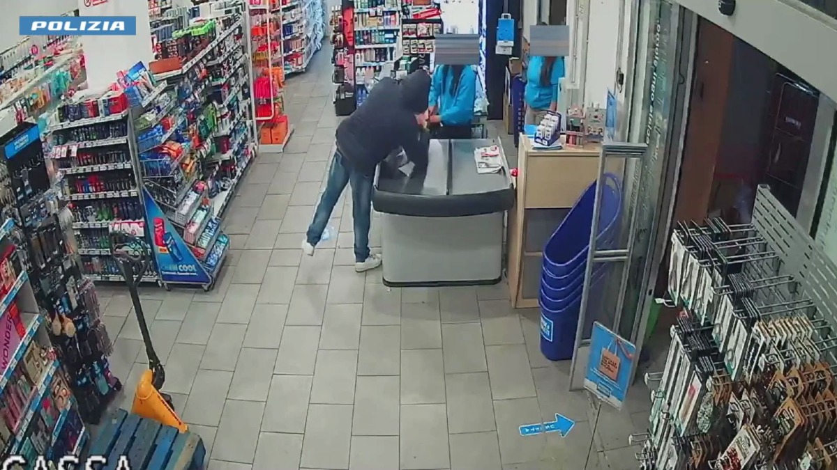 Rapina vicino al “2 Fiumi”, arrestato in flagranza: scattano i domiciliari - Foto: Uff. Stampa Questura di Cosenza