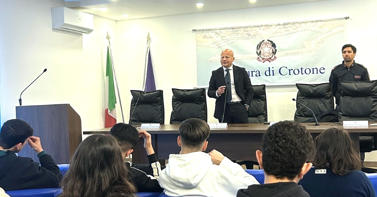 Legalità, la Polizia incontra gli studenti del Filolao a Crotone - 