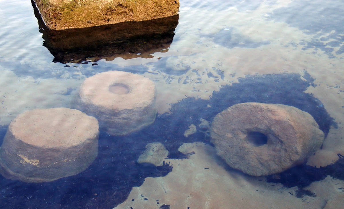 Mareggiate riportano alla luce antichi rocchi di colonne a Crotone - 