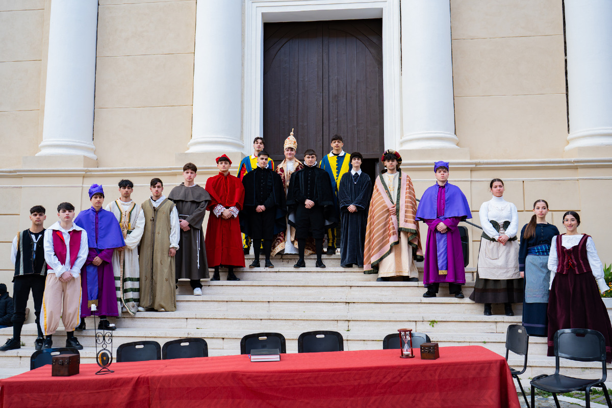 Cirò - I giovani protagonisti celebrano Luigi Lilio - Foto: Ufficio stampa Comune di Cirò