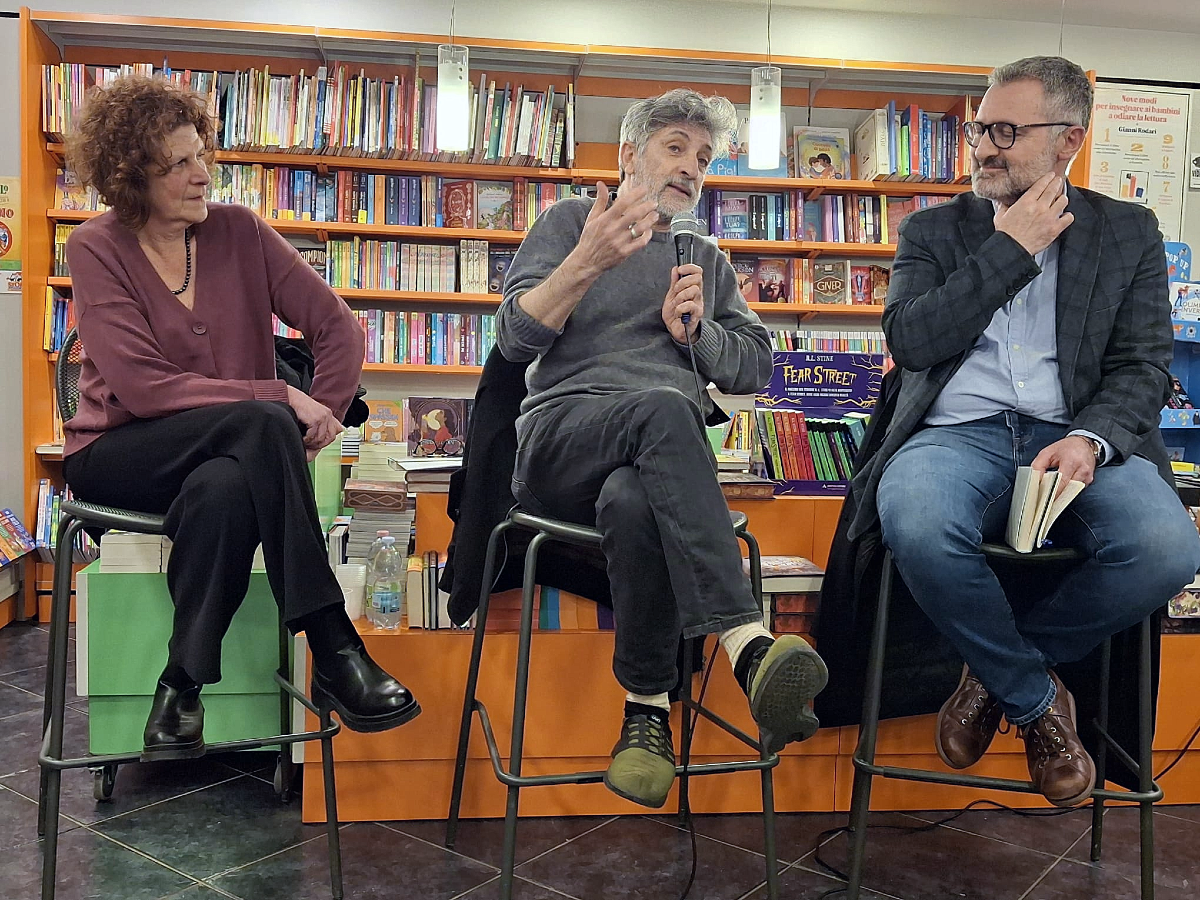 Cosenza applaude Antonio Pascale alla libreria Mondadori per “Cose umane”