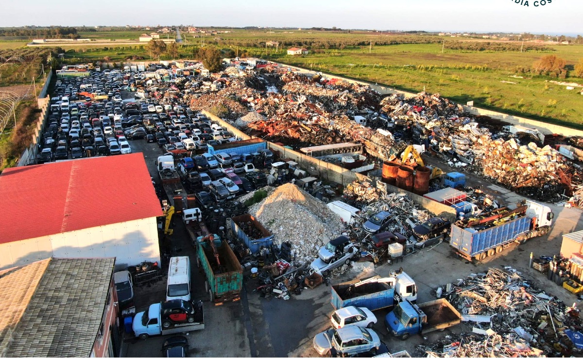 Isola Capo Rizzuto, maxi sequestro: discarica abusiva da 75mila metri cubi - Foto Uff. Stampa Capitaneria di Porto