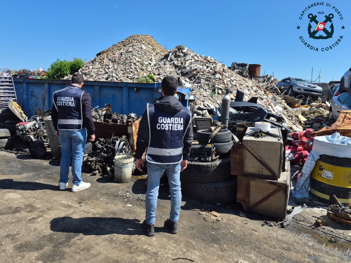 Scoperta discarica abusiva nel crotonese: sequestro da 25mila mq - Foto Uff. Stampa Capitaneria di Porto