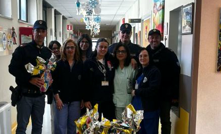 Catanzaro - Soldiarietà in divisa per i piccoli degenti - Foto: Ufficio stampa Questura di Catanzaro