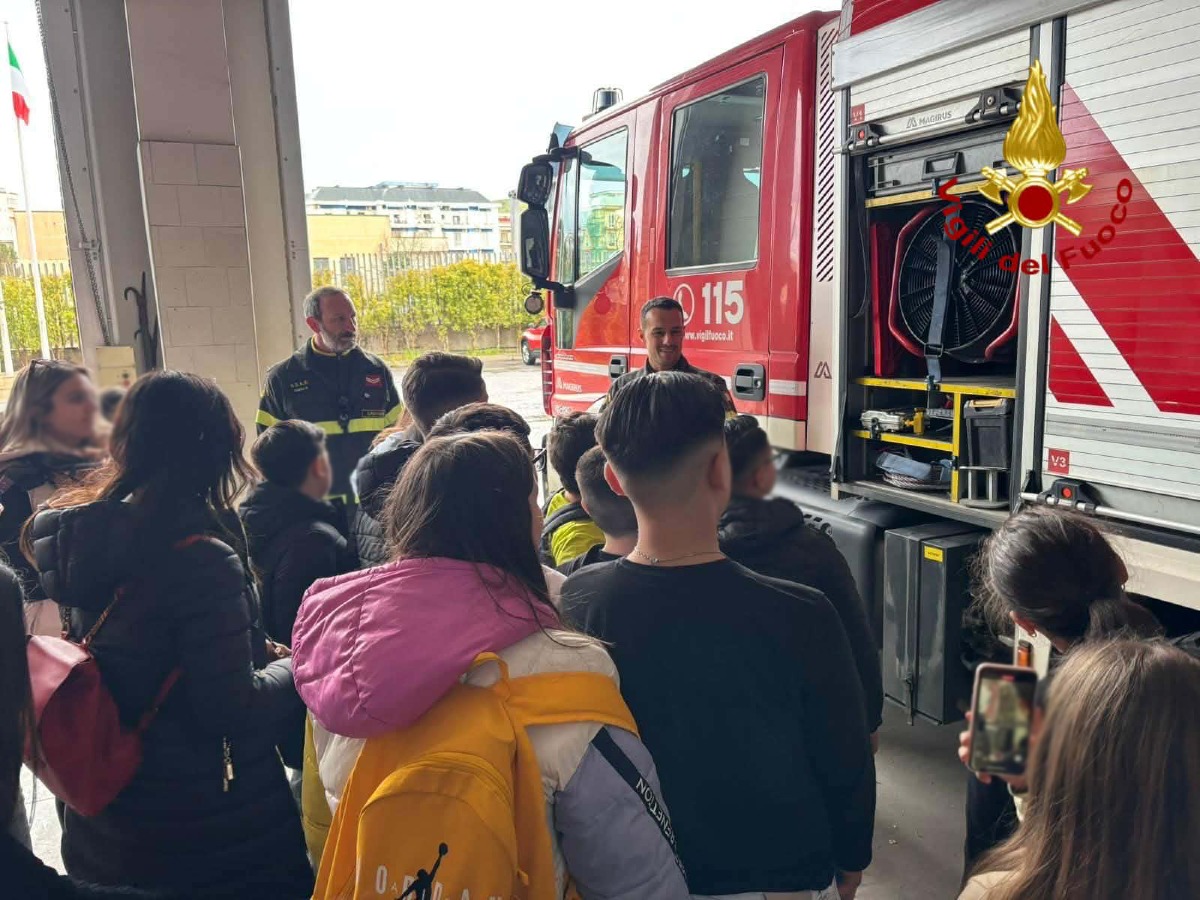 I Vigili del Fuoco di Crotone accolgono i giovani per un’esperienza educativa e formativa - Foto: Uff. Stampa Comando dei Vigili del Fuoco di Crotone