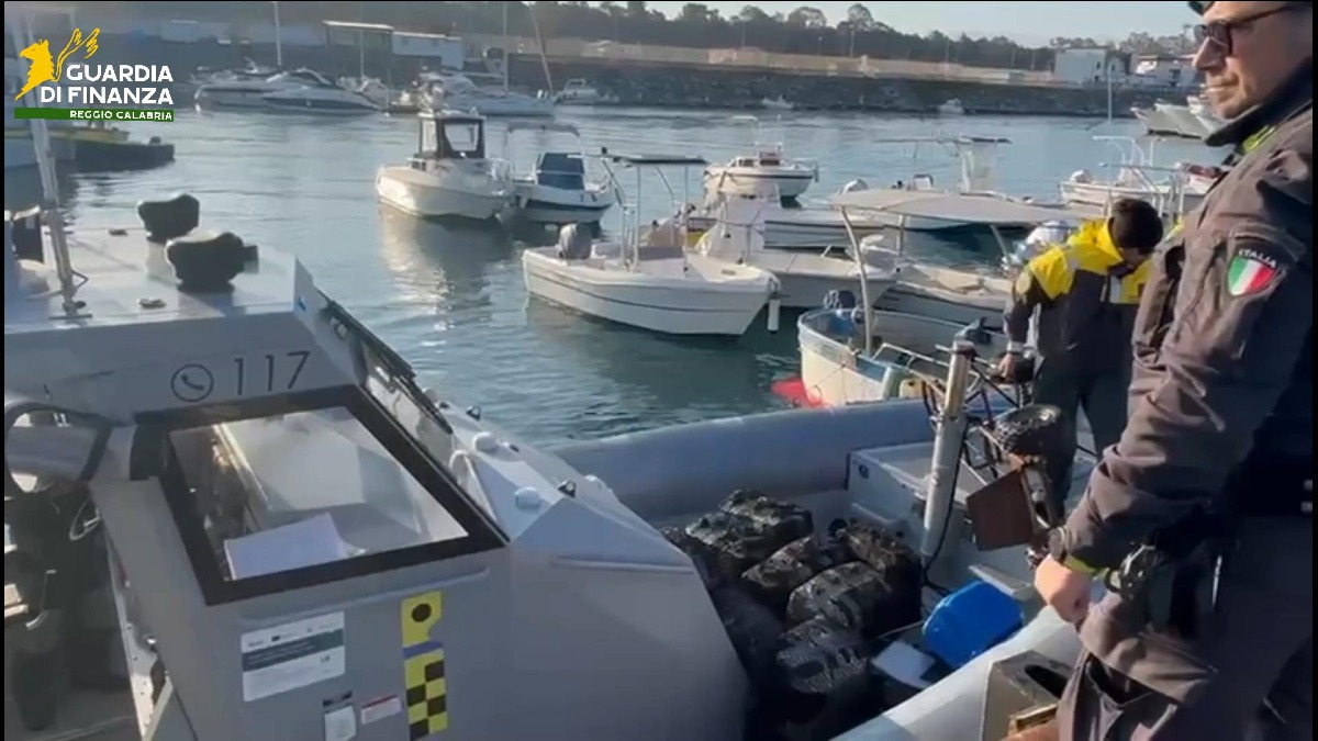 Gioia Tauro, maxi sequestro di cocaina: 400 kg nel porto - Foto Uff. Stampa Guardia di Finanza 