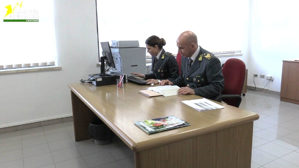 Crotone - Appalti sospetti e fondi pubblici: scatta il blitz tra Comune e Provincia - Foto Uff. Stampa Guardia di Finanza 