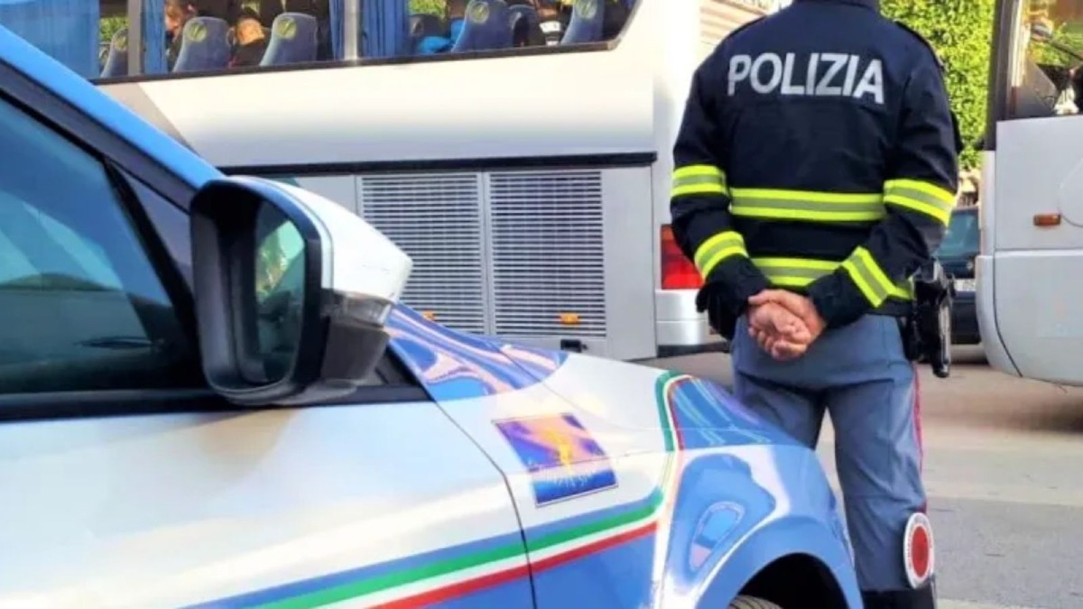 Belvedere Marittimo, bus irregolare fermato: controlli della Polizia Stradale - Foto Uff. Stampa Polizia di Cosenza