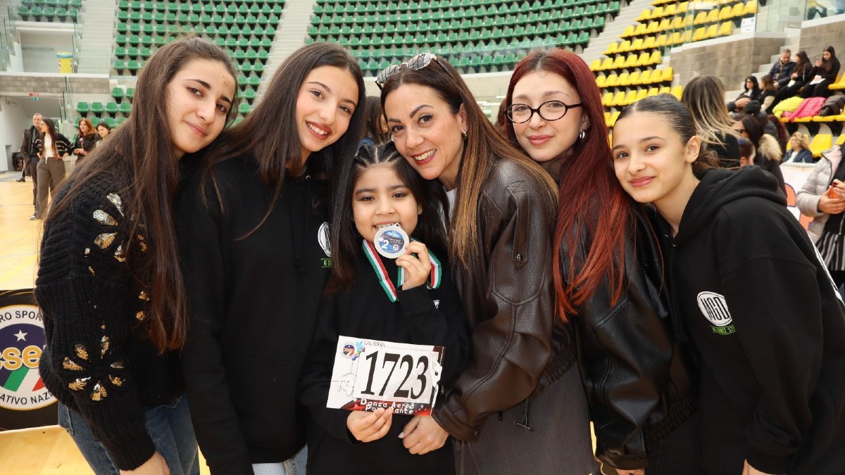 Crotone, Mgdance protagonista: pioggia di medaglie nella danza aerea - Foto Mgdance 