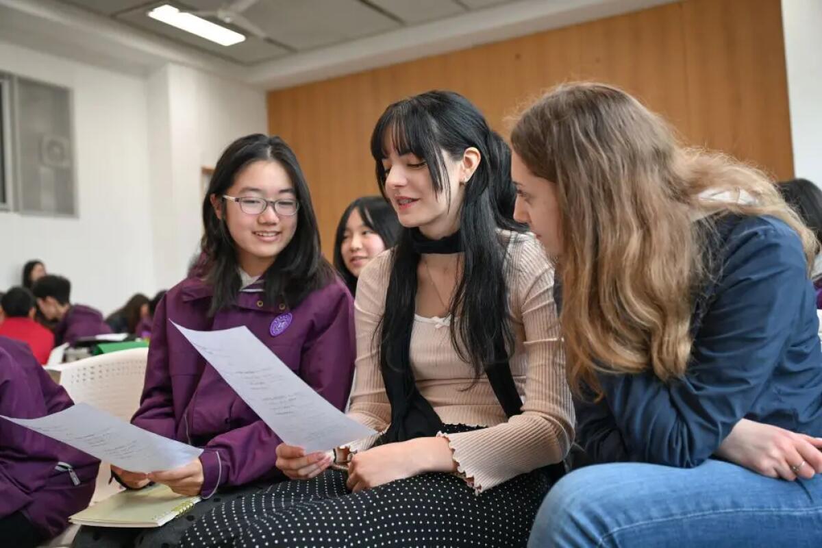 Cina, studenti italiani a Chongqing con un programma di scambio culturale - 