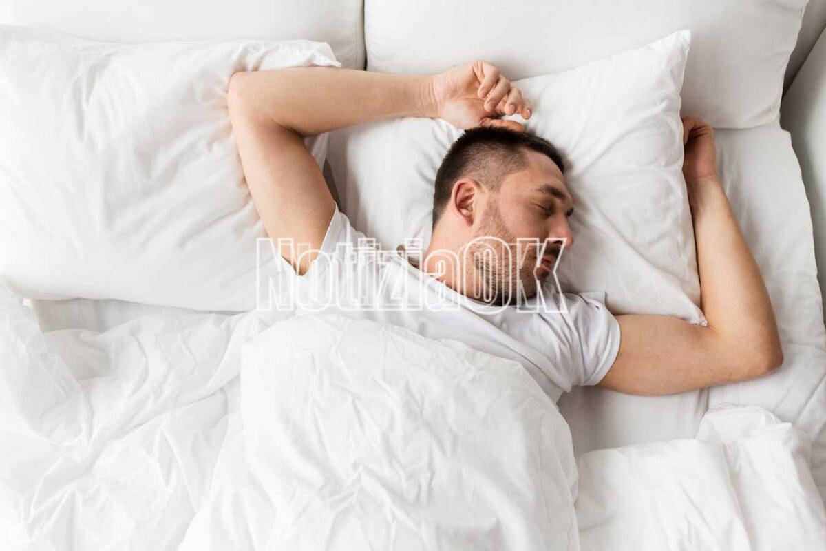 Lifestyle - Calabria sveglia per l'ansia: anche il riposo ormai è un lusso - people, bedtime and rest concept - man sleeping in bed at home