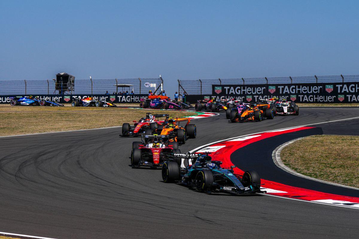 Russell vince la sprint race in Cina davanti a Leclerc e Hamilton - 