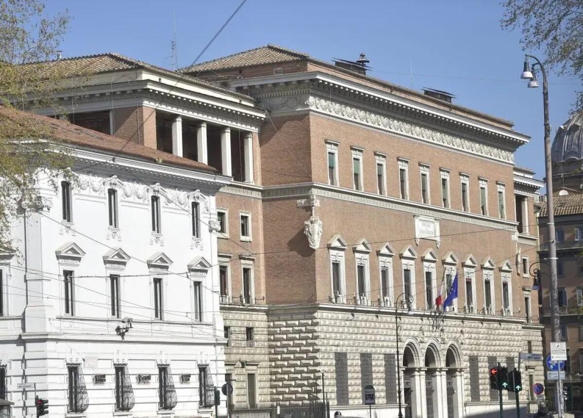 Borsa sospetta con foulard con falce e martello davanti a Ministero Giustizia - 