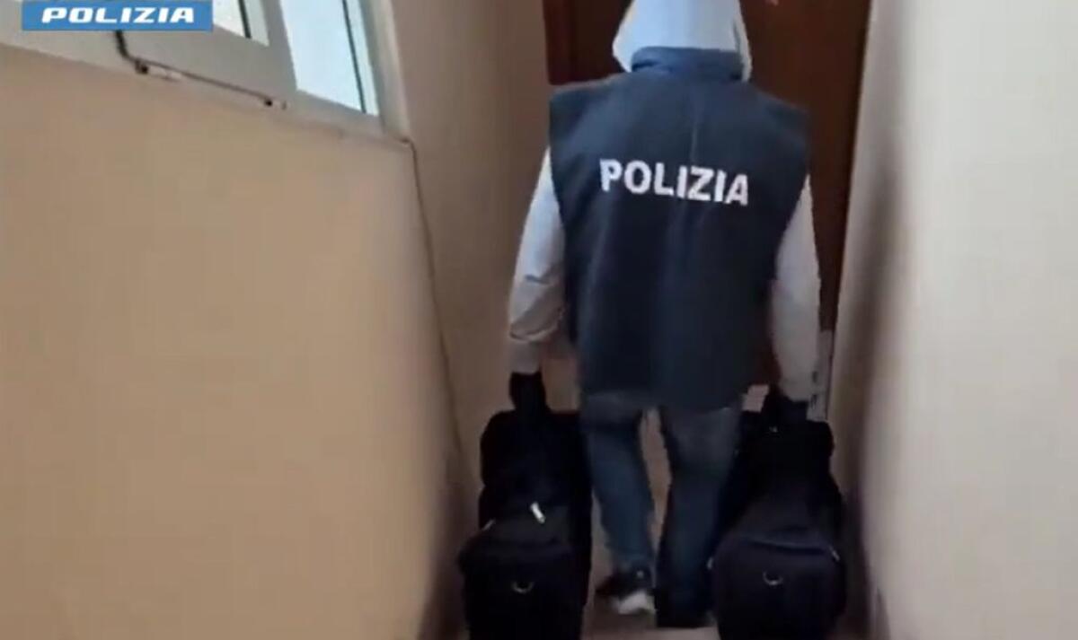 Nascondeva 65 kg droga in casa, 35enne romana tradita da passeggiate con il cane - 