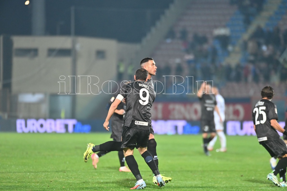 Così all'andata | Crotone, notte perfetta allo Scida: Casarano ko, decidono Murano e Zunno - Foto: Redazione 