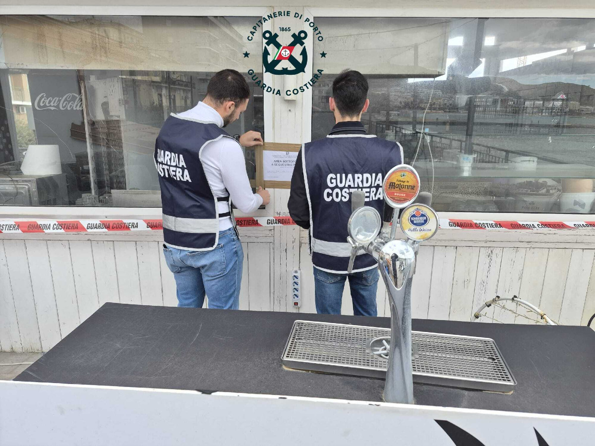 Abusi sul demanio, sequestrate strutture sul lungomare di Crotone - Foto: Ufficio stampa Capitaneria di Porto Crotone