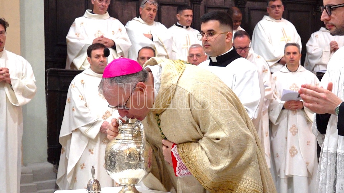 Pioggia e oli santi: a Crotone la Messa del Crisma apre il Triduo - 