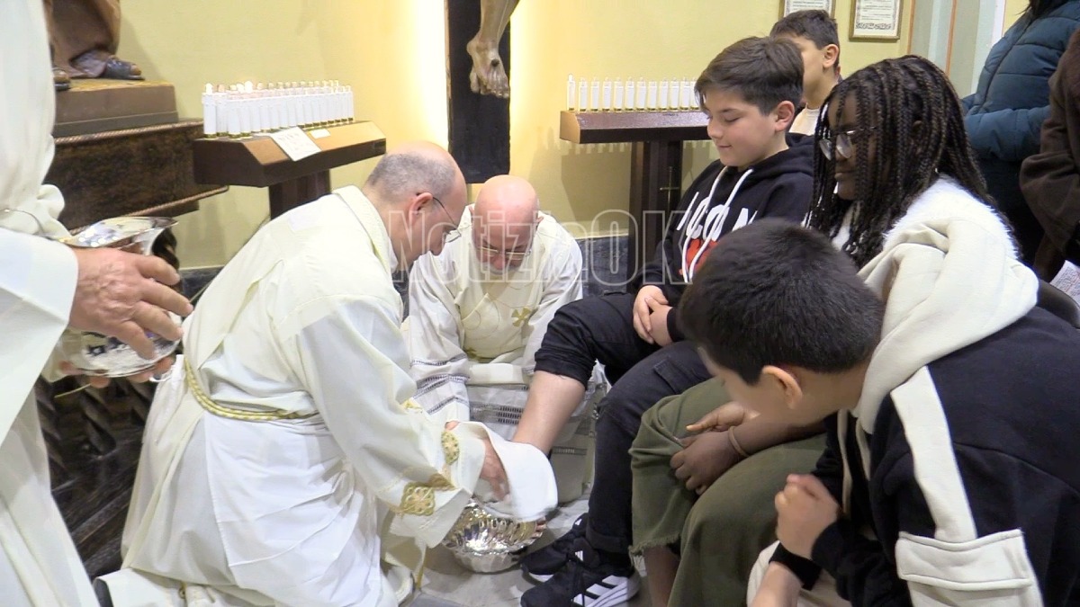 (VIDEO) Lavanda dei piedi e altari della reposizione, Mons. Saraco: “Farsi piccoli per servire tutti”: “Chi vuole essere grande si faccia servitore””