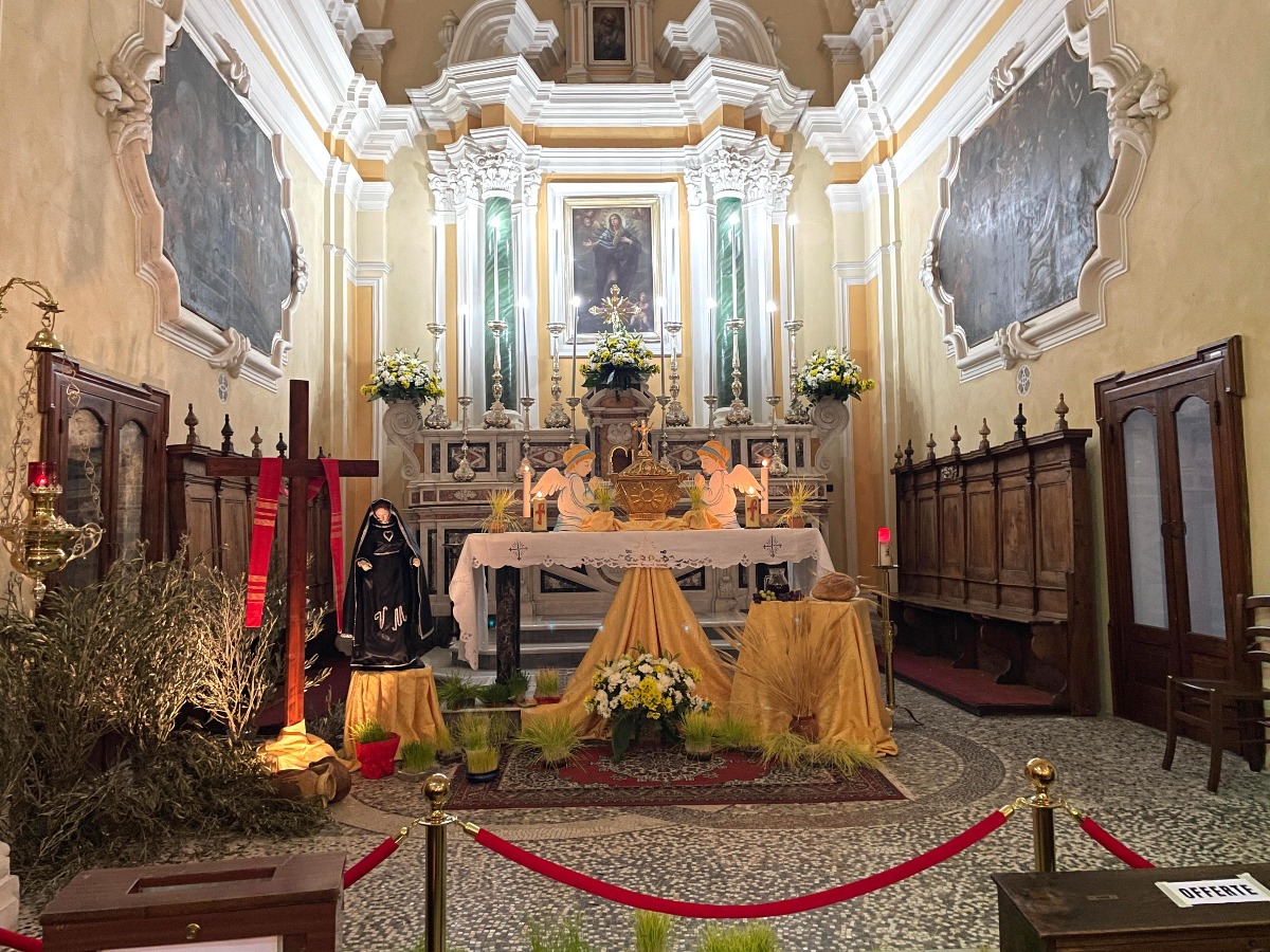 (Foto) Il giro agli altari della reposizione, una tradizione che continua ad attrarre   - Foto: Redazione 