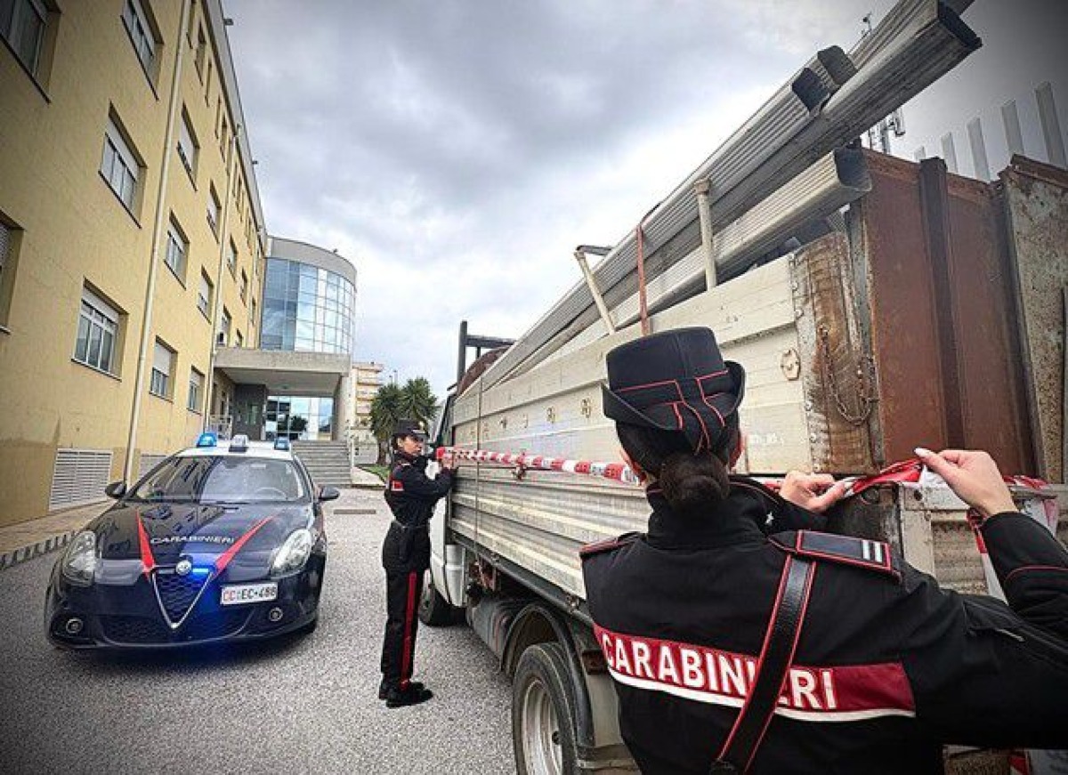 Lamezia Terme, rifiuti speciali su un autocarro: denunciato un 39enne - Foto Uff. Stampa Comando dei carabinieri