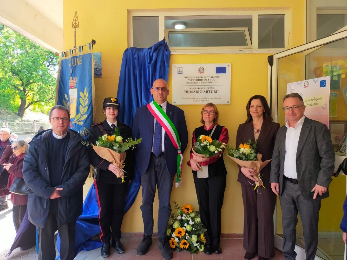 Sellia Marina intitola la scuola dell’infanzia a Rosario Arturi - Foto: Uff. Stampa Comune di Sellia Marina 