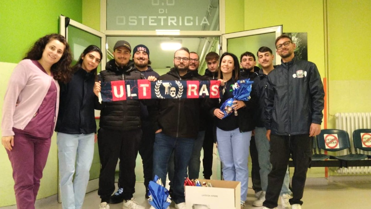 Pasqua solidale rossoblu, la Curva Sud Crotone in visita ai piccoli pazienti - Foto Curva Sud Crotone 