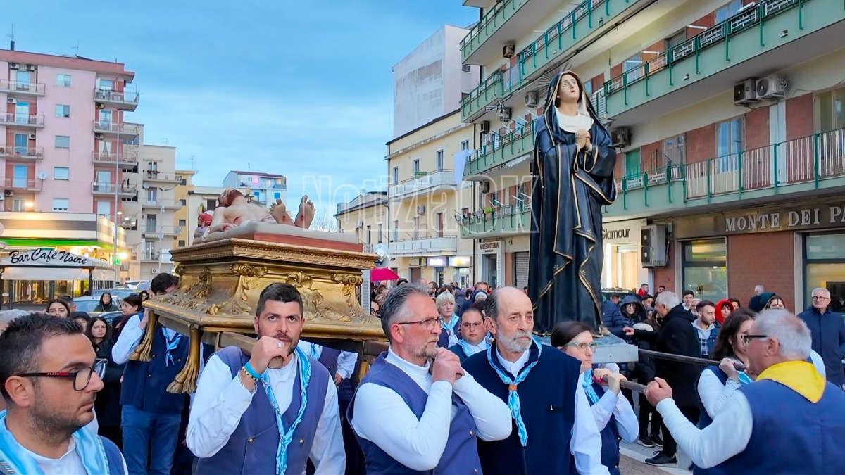(VIDEO) Processione del Venerdì Santo all’Immacolata, Crotone in preghiera - 