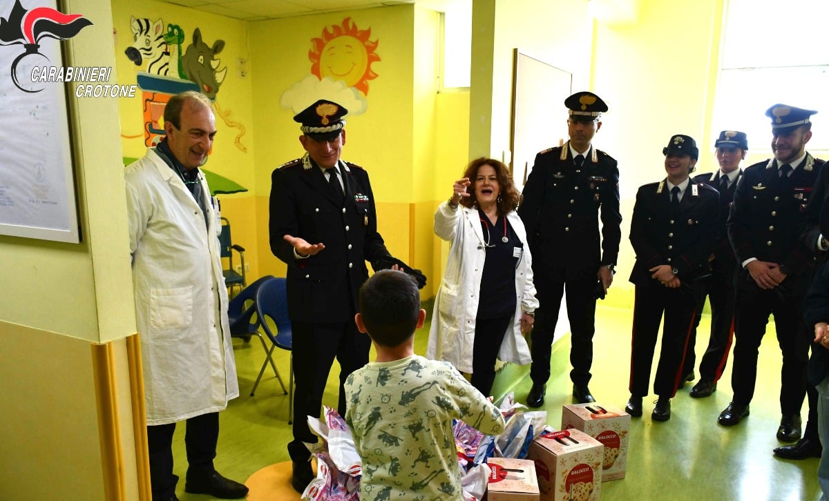 Carabinieri in Pediatria a Crotone: uova di Pasqua ai piccoli pazienti - 