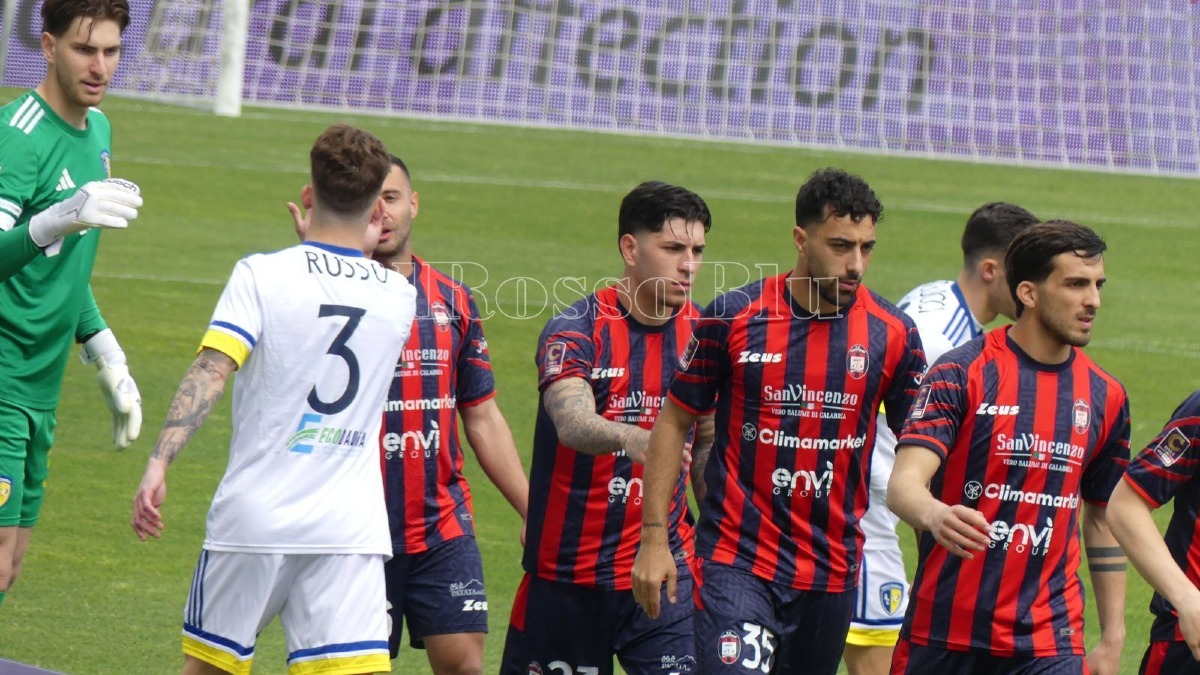 Giugliano-Crotone, Di Pasquale out: Longo lancia Armini dal 1’ con fiducia - 
